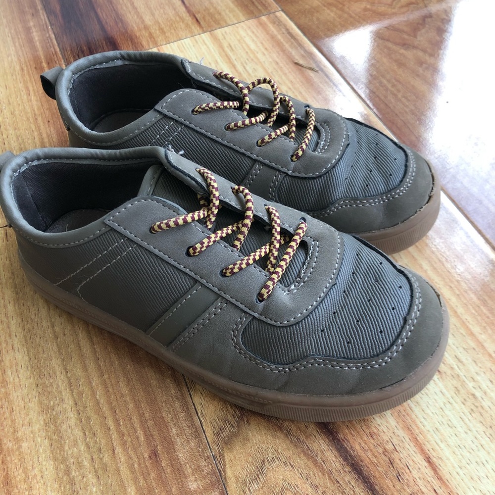 The toddler shoes( size 12 m )